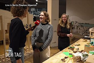 Im Rahmen einer Livesendung des RBB „Der Tag in Berlin und Brandenburg” am 20.11.2025 präsentierten wir den von uns durchgeführten und evaluierten Workshop mit dem Titel „Klimaheld*innen gesucht!” der Öffentlichkeit. © rbb