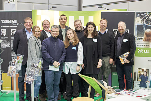 Alumni treffen sich auf der MUTEC 2022. © HTW Berlin / Thomas Kämpfe