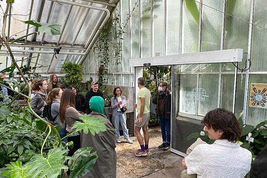 Studierende erhalten eine Führung durch den Botanischen Garten Berlin, hier in einem der Gewächshäuser. © HTW Berlin/Tobias Nettke