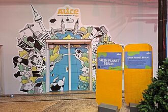 Der Eingangsbereich des Museums ist passend zur aktuellen Ausstellung gestaltet. © HTW Berlin/Thomas Kämpfe