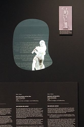 Araber mit Dudelsack - Detailansicht des Bereichs Verwobene Geschichten in der Ausstellung RE: Gästeliste Hochzeitszug. © HTW Berlin / Nina Szkółka