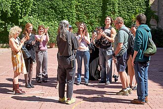 Die Führung im Atelier Sì endet mit einem gemeinsamen Austausch. © HTW Berlin/ Thomas Kämpfe