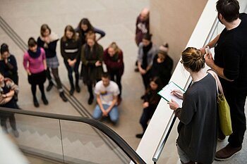 Analysieren von Ausstellungsformen und ihrem Publikum. Im Studium systematisch gelernt, ist es in der Berufspraxis von großem Nutzen © HTW Berlin / Camilla Rackelmann