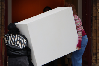 Der Aufbau in der Kiezkapelle beginnt. © HTW Berlin/ Maike Frick