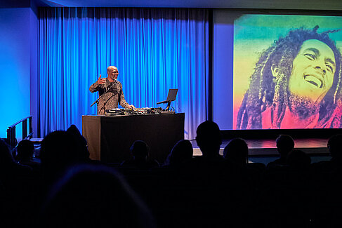 Lecture-Performance “Music Of The Struggle” mit Luyanda Mpahlwa. © HTW Berlin / Thomas Kämpfe