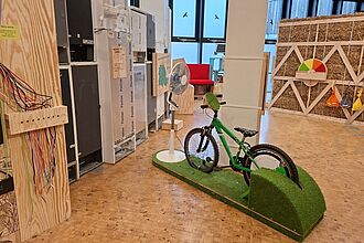 Das stromerzeugende Fahrrad zieht die meisten Kinder an. Hier können Sie ihren Bewegungs- und Entdeckungsdrang in Elektrizität umwandeln. © HTW Berlin/Daniel Puster