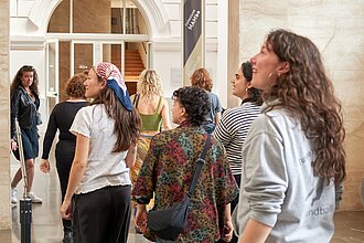 Die Gruppe besucht im MAMbo eine Führung zur modernen Kunst. © HTW Berlin/ Thomas Kämpfe