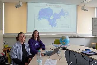 Zwei Studentinnen während des Workshops "Keine Macht den Grenzen – Experimentieren mit kritischer Kartografie". © HTW Berlin/ Wdane