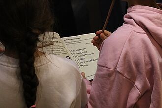 Mit einem Rallyeheft erkunden die Schüler*innen die Green Planet Berlin Ausstellung. © HTW Berlin/Daniel Puster