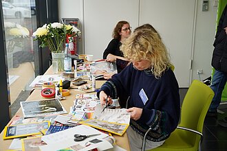 Die Besucher:innen können eine Collage zum Thema „Frieden und Zusammenhalt“ gestalten. © HTW Berlin/ Wdane