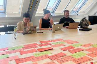 Studierende arbeiten bei gemeinsamen Sitzungen. © HTW Berlin