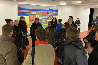 Gespräch mit einer Kuratorin in der Serpentine Gallery, London-Exkursion 2026. © HTW Berlin/ Tobias Nettke