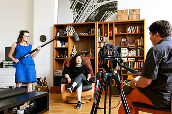 In Praxisprojekten spielen Video-Interviews mit Expert*innen und Zeitzeug*innen für Ausstellung und Vermittlung eine wichtige Rolle.  © HTW Berlin / Marco Ruhlig