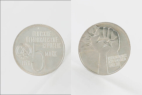 Ausstellungsobjekt: Gedenkmünze zum Anti-Apartheid-Jahr der DDR, 5 Mark, 1978. 